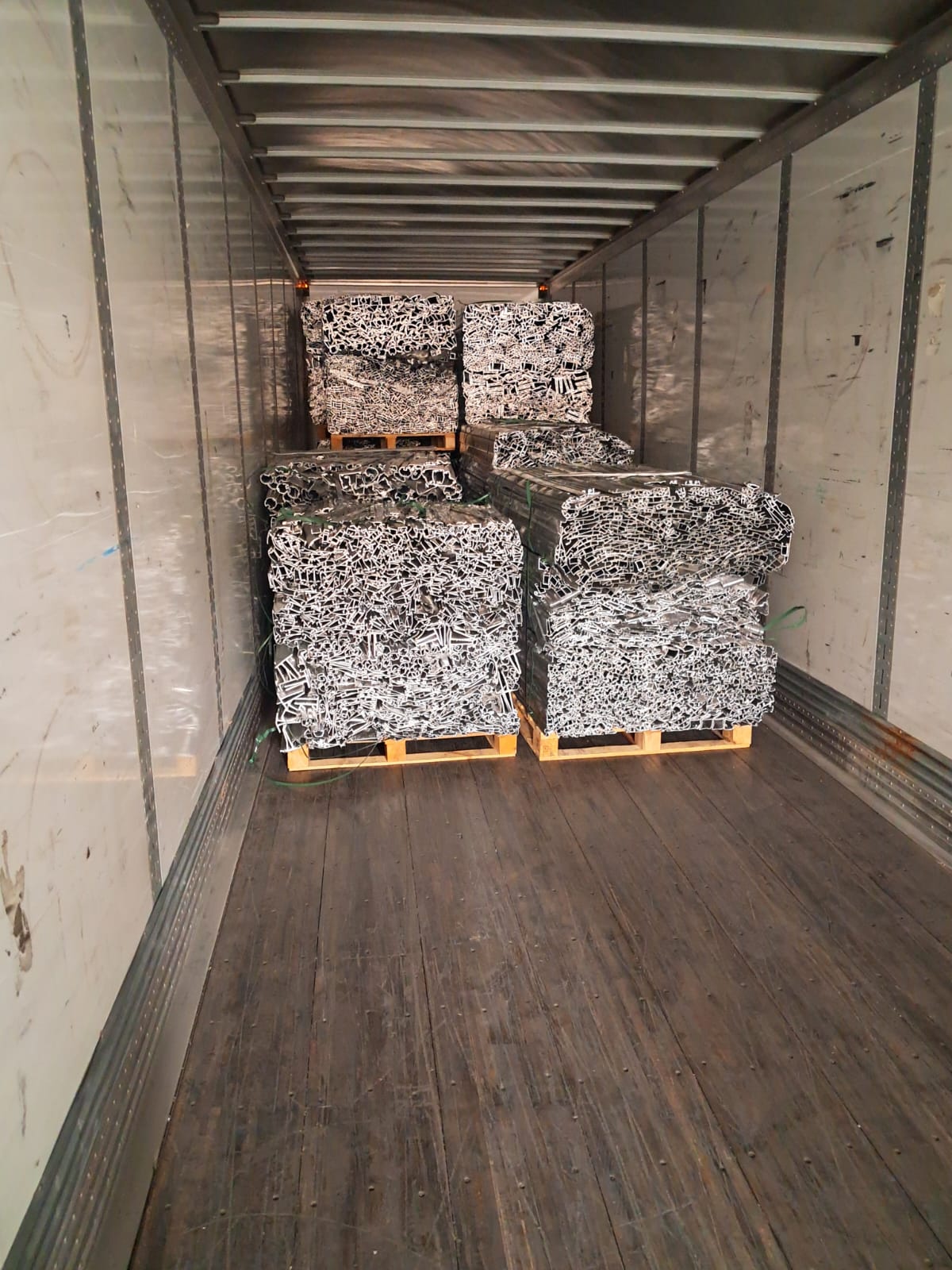 Aluminium extrusions loaded in container — SIDELL